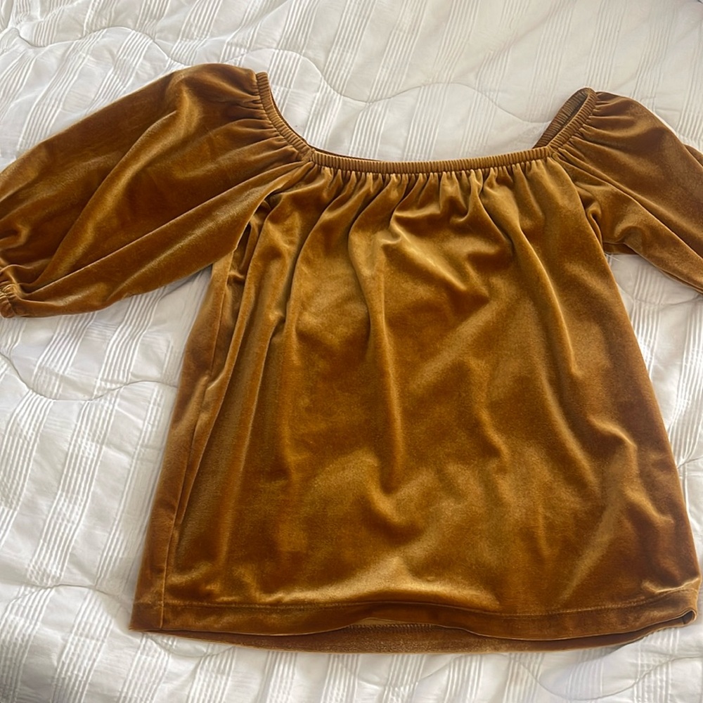 Velvet looking xl kids 12-14 fits adult small.